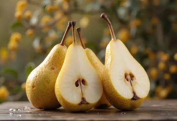 Rezine hruške bosc in celi sadeži na rezalni deski