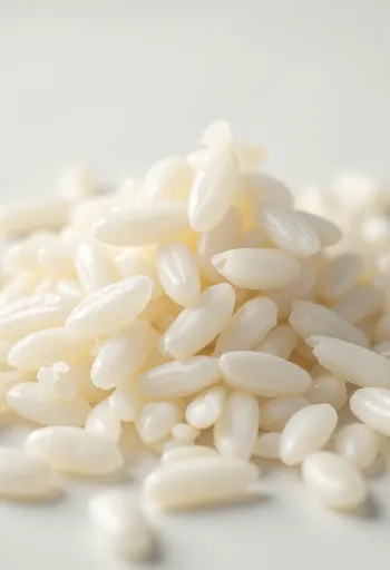 Fotorealističen surov beli riž v rustikalni skledi na kuhinjskem pultu