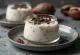 Panna cotta s kakavovimi zrni servirana
