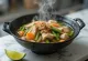 Sinigang kisla juha s svinjino in zelenjavo