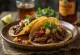 Tacos de res con salsa tamarindo na krožniku