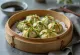 Bučkin zongzi, postrežen s svežim koriandrom in sezamom