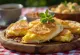 Quesadilla, polnjena z jajcem in sirom, narezana na rezine, hrustljavo pečena