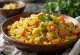 Biryani z zelenjavo, bogata, začinjena zelenjava in basmati riž, okrašen s svežim koriandrom in meto.