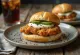 Fried Chicken Bao s hrustljavim piščančjim filejem in kumarami