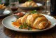 Cornish pasty s pikantno omako, postrežen s hrustljavim testom