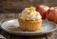 Karamelni jabolčni cupcake serviran