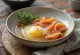 Onsen Tamago z dimljenim lososom, svežim koriandrom in sojino omako