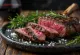 Steak Florentine postrežen z rožmarinom in oljčnim oljem