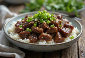 Galbi riž, korejska govedina v sojini omaki s sezamovimi semeni
