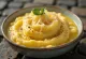 Polenta s sirom in maslom, postrežena z naribanim parmezanom in mocarelo