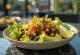 Veganska taco solata s tortilla čipsom in zelenjavo