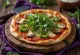Veganska tortilla pizza s svežo zelenjavo in rukolo
