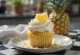 Kokosovi in ananasovi kolački postreženi