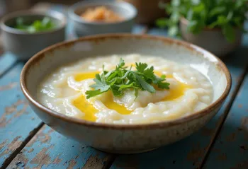 Riževa kaša (Congee) z jajci, bogata z jajčnim, ingverjevim okusom