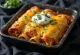 Enchilada s piščancem, v tortilli, s topljenim sirom, postrežena v paradižnikovi omaki
