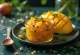 Mango chutney, v steklenem kozarcu, pripravljen iz svežega manga in z začimbami