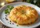 Saganaki s sirom kasseri, postrežen s svežo limono