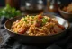 Jambalaya z mesom in klobaso, riževa enolončnica z bogatimi začimbami