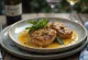 Saltimbocca iz teletine, postrežena z žajbljevo masleno omako in pršutom, na elegantnem krožniku