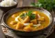 Bučni kari (curry), postrežen s koriandrom