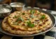 Sveže pripravljen indijski ploščati kruh paratha