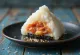 Onigiri s kimčijem in majonezo, postrežen s svežim koriandrom
