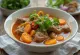 Bò Kho s koriandrom, bogata vietnamska mesna juha postrežena s svežim koriandrom in čili papriko