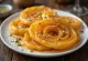 Jalebi palačinke z medom in pistacijami postrežene