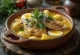 Caldeirada paraense ribja, krompirjeva in jajčna juha, postrežena s svežim koriandrom
