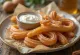 Churros s kislo smetano, v sveže pečenem hrustljavem testu, s prelivom iz kisle smetane
