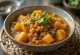 Lečin curry s sladkim krompirjem postrežen