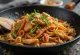 Ramen Stir Fry postrežen s piščancem in zelenjavo