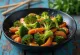 Brokoli stir fry, postrežen s sezamovo sojino omako in hrustljavo zelenjavo.