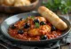 Cacciatore piščanec z olivami, postrežen s paradižnikovo omako v keramični posodi