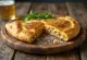 Zlato rjavo pečen piščančji calzone z gorčico