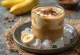 Bananina ledena kava kremasto postrežena