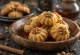 Melomakarona veganska različica, prepojena z medenim sirupom, postrežena