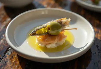 Pintxo Gilda, z olivami, sardoni in papriko na nabodalu
