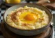 Arroz doce z jajčnim rumenjakom, postrežen s cimetom in limonino lupinico