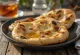 Cimetov naan z medom kruh postrežen