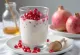 Probiotični kefir z granatnim jabolkom, postrežen s svežimi listi mete