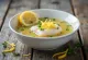 Psarosoupa osvežena z limoninim sokom, bogata ribja juha postrežena s svežim olivnim oljem in limoninim sokom
