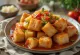 Hrustljav pečen tofu v sladko-kisli omaki postrežen na krožniku