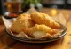 Coxinha s Catupiry sirom zlato rjavo ocvrti grižljaji, s hrustljavo zunanjostjo, nadevom iz sira in piščančjega mesa