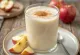 Jabolčni lassi postrežen z ledenimi kockami in cimetom