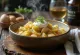 Ruski piščančji pelmeni, postreženi s kislo smetano