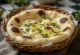 Naan z čemažem, okrašen s svežim, zelenim čemažem, postrežen topel
