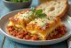Parmigiana s plastmi parmezana, postrežena s pečenimi jajčevci in paradižnikovo omako