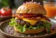 Veganski burger s slanino in svežo zelenjavo